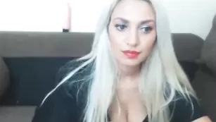 Очаровательная крошка Aslutmilf клево тискает пилотку