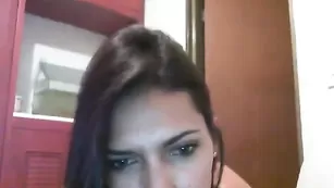 Яркая цыпочка Danyxxx2013 занимается анальным сексом