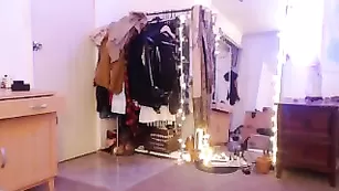 Пикантная шваль MissAlice_94 трахает себя самотыком