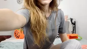 Симпатичная девка Princesslexi теребит половые губки