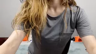 Симпатичная девка Princesslexi теребит половые губки