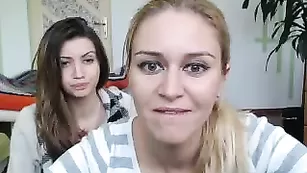 Восхитительные сучки Ladyclaudette эротично раздеваются
