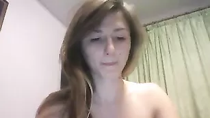 Шикарная путана LikaMeNast массирует бритую пизду