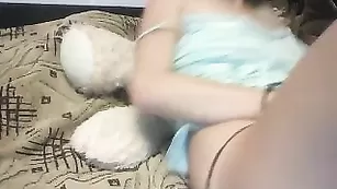 Шикарная путана LikaMeNast массирует бритую пизду