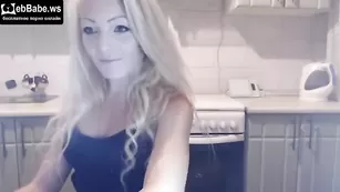 Шальная блонда DonaDear вертит попкой