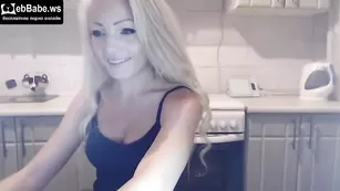 Шальная блонда DonaDear вертит попкой