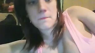 Изумительная девка Crystall_love ласкает крупные сиськи