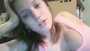 Изумительная девка Crystall_love ласкает крупные сиськи