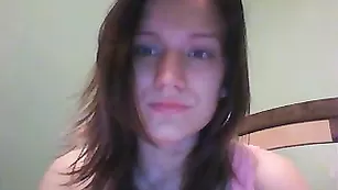 Изумительная девка Crystall_love ласкает крупные сиськи