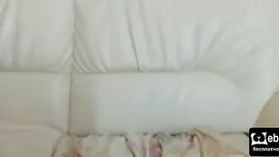 Чарующая сучка LaraFabia показывает грудь