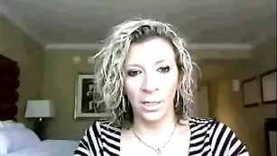 Кудрявая женщина Sara наминает пышные формы