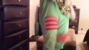 Блаженная шлюшечка Hornyfkncouple переодевается на камеру