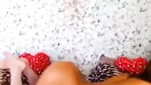 Рыжая курва Nikasalt обнажается и дрочит