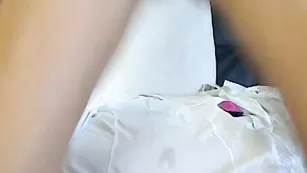 Аппетитная дамочка Cutebabybee яро трахает обе дырки