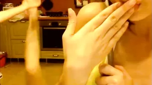 Похотливая кобылка kristi_liza1  развлекается с подругой