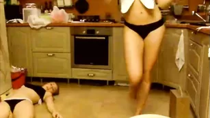 Похотливая кобылка kristi_liza1  развлекается с подругой