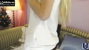 Обалденная детка ChristinaDollx раздевается на камеру