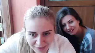 Грациозная шкура Ladyclaudette мастурбирует с подругой