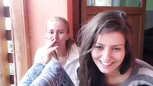 Грациозная шкура Ladyclaudette мастурбирует с подругой