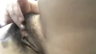 Сучка с огромной попой Jasminx ласкает волосатую пизду