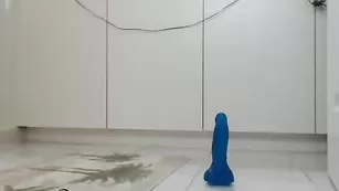 Восхитительная краля Hot4u2see дрочит секс игрушкой