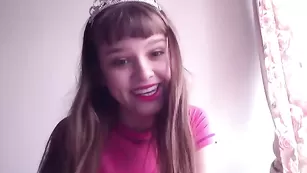 Молодая принцесса Lolitalamb облизывает страпон