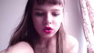 Молодая принцесса Lolitalamb облизывает страпон