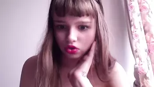 Молодая принцесса Lolitalamb облизывает страпон