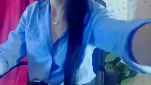 Импозантная баба Sexysuchkaxxx смачно тискает киску