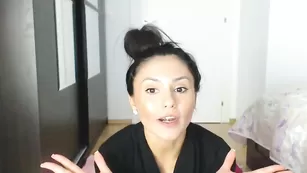 Грудастая барышня Lilemma трахает пизду фаллосом