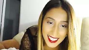 Пикантная стерва HotVixxxen ласкает интимные места