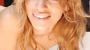 Изысканная девка Adeleluv дрочит анус фаллосом