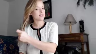 Изящная телочка Busty_ir_housewife трахает сочную попку