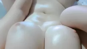 Пышногрудая шалава Meryamvip1 смачно трахает очко