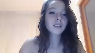 Роскошная брюнетка Dangerousgirl31 показывает крупные сиськи