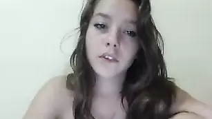 Роскошная брюнетка Dangerousgirl31 показывает крупные сиськи