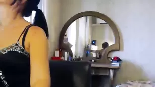 Захватывающая шлюшка Mashulya29 теребит бритую вагину