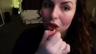Восхитительная шлендра emily hart оголяет сиськи