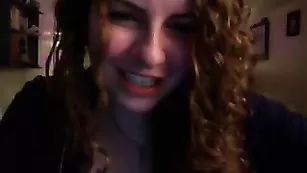 Восхитительная шлендра emily hart оголяет сиськи