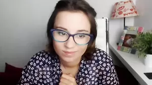 Юная очкастая Hailee19 трахает себя в пизду