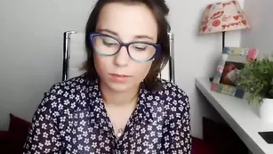 Юная очкастая Hailee19 трахает себя в пизду
