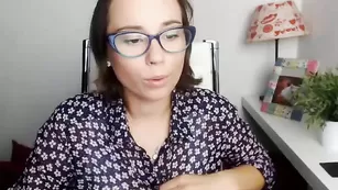 Юная очкастая Hailee19 трахает себя в пизду