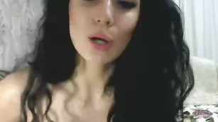 Изумительная телочка Nad1n мастурбирует бритую киску