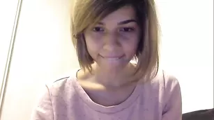 Милашка annais_ показывает сиськи