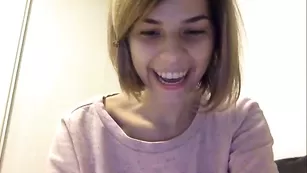 Милашка annais_ показывает сиськи