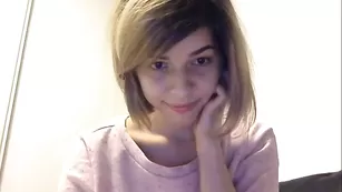 Милашка annais_ показывает сиськи