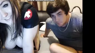 Шлюшка в униформе missnerdydirty трахается с парнем