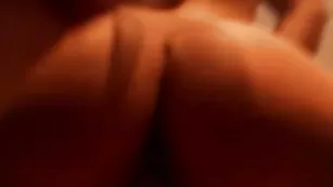 Грудастая кобыла Ninja_Girl трахает пизду фаллосом