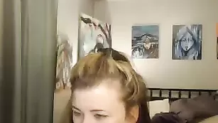 Шальная цыпочка Sentfrmheaven показывает бритые дырочки