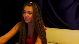 Очаровательная шлюшка Sugardolly долбит себя на диване